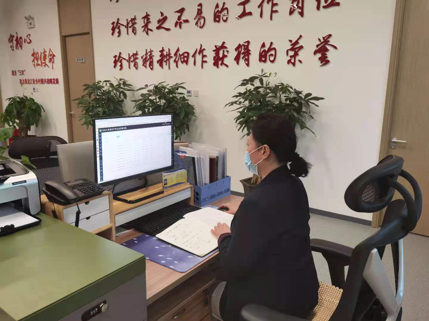 農(nóng)交中心工作人員進行業(yè)務操作